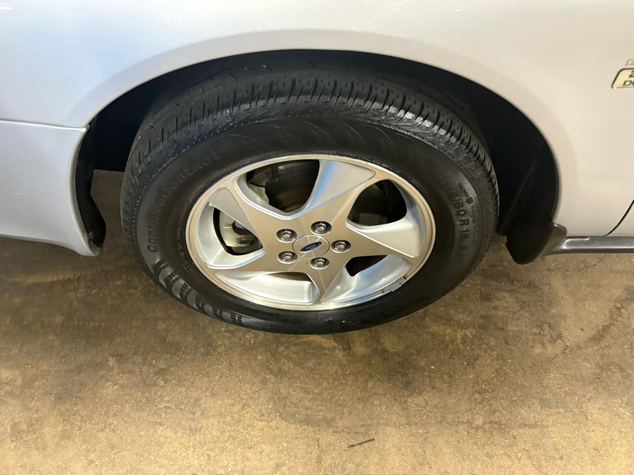 Ford Taurus 4dr Sdn SES Deluxe 2002