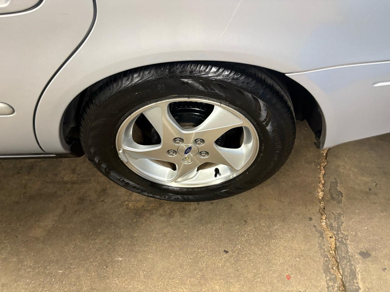 Ford Taurus 4dr Sdn SES Deluxe 2002