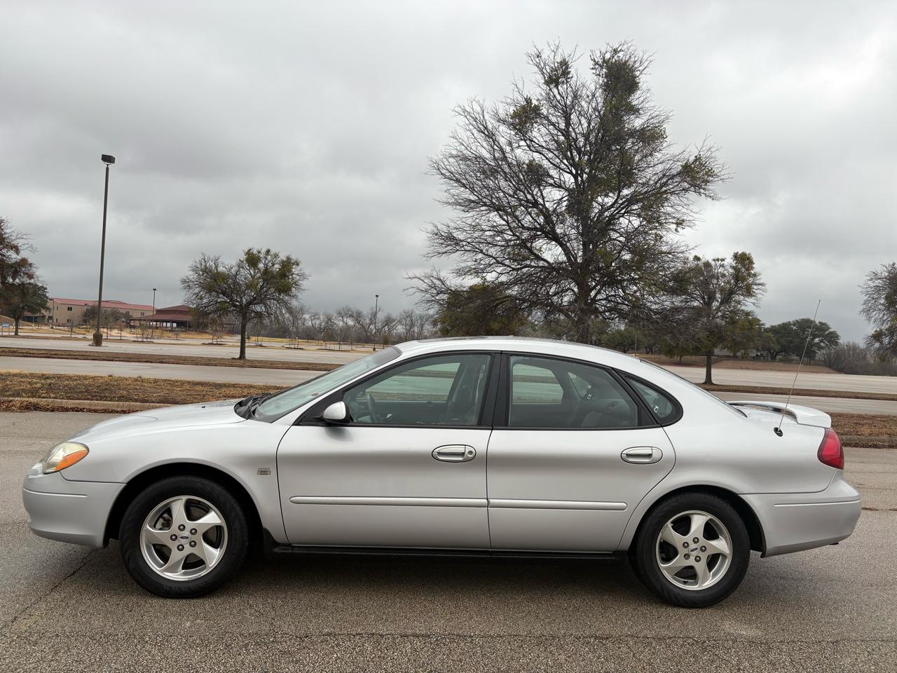 Ford Taurus 4dr Sdn SES Deluxe 2002