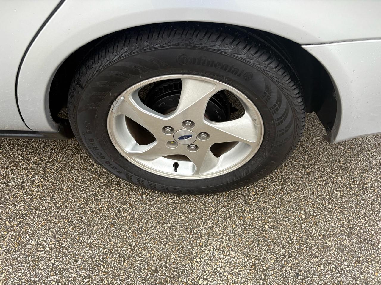 Ford Taurus 4dr Sdn SES Deluxe 2002