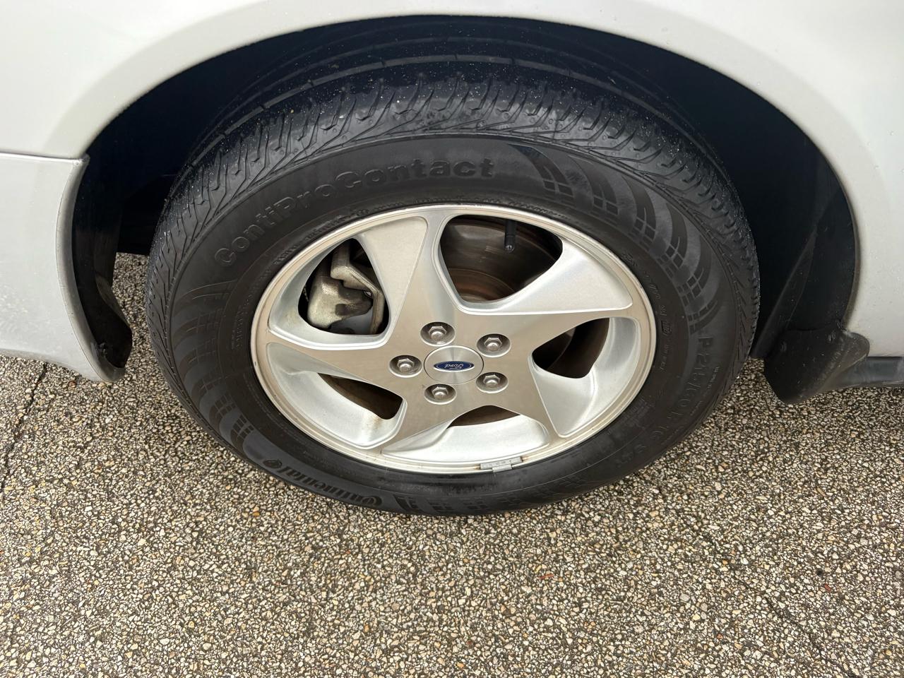 Ford Taurus 4dr Sdn SES Deluxe 2002