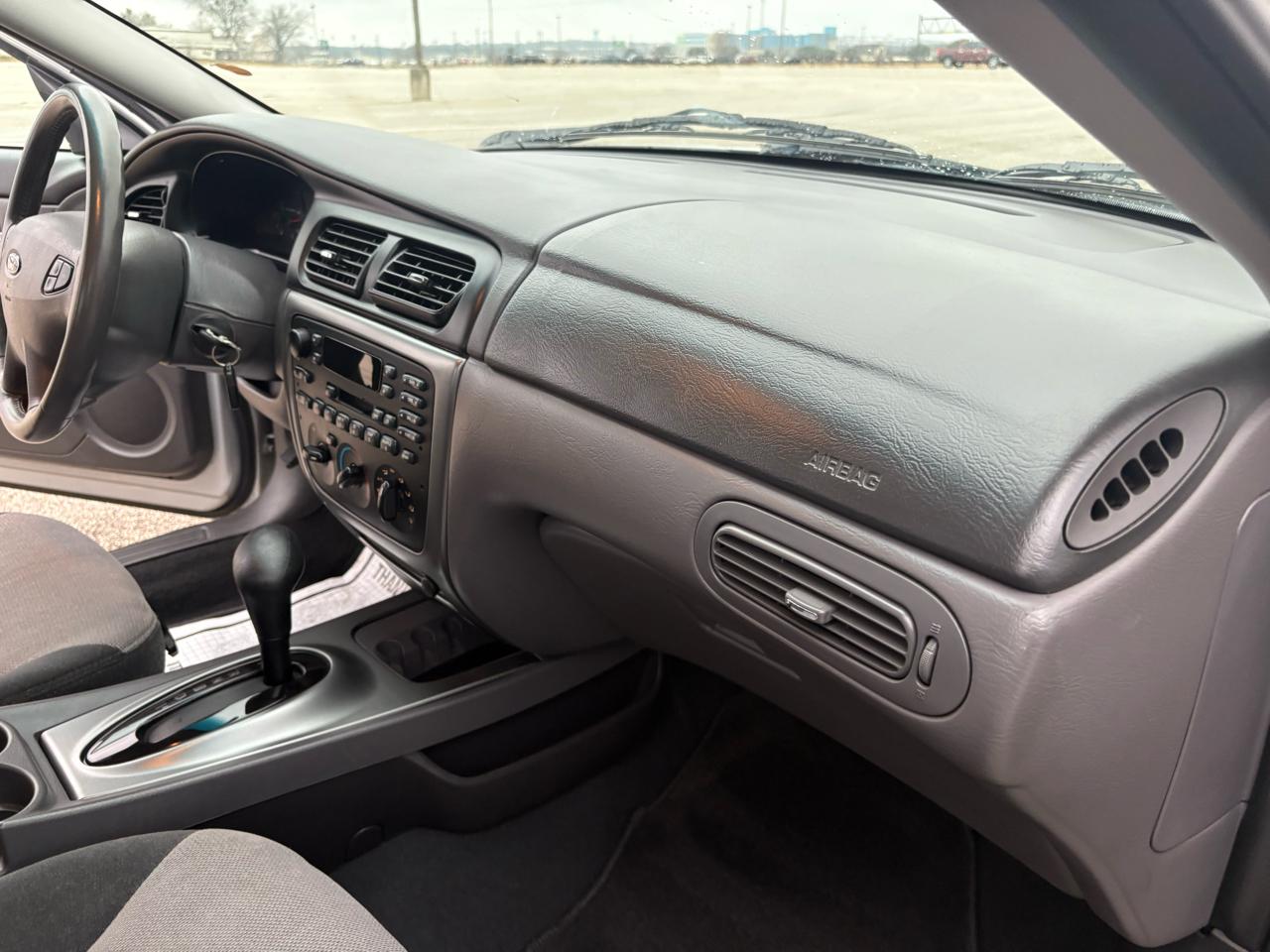 Ford Taurus 4dr Sdn SES Deluxe 2002