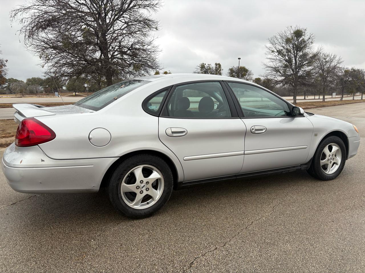 Ford Taurus 4dr Sdn SES Deluxe 2002