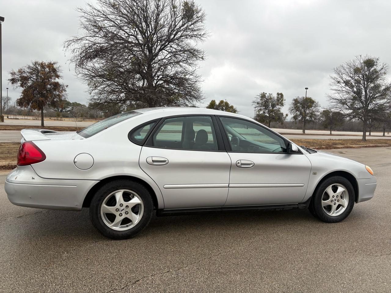 Ford Taurus 4dr Sdn SES Deluxe 2002