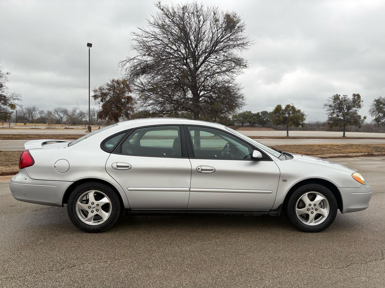 Ford Taurus 4dr Sdn SES Deluxe 2002