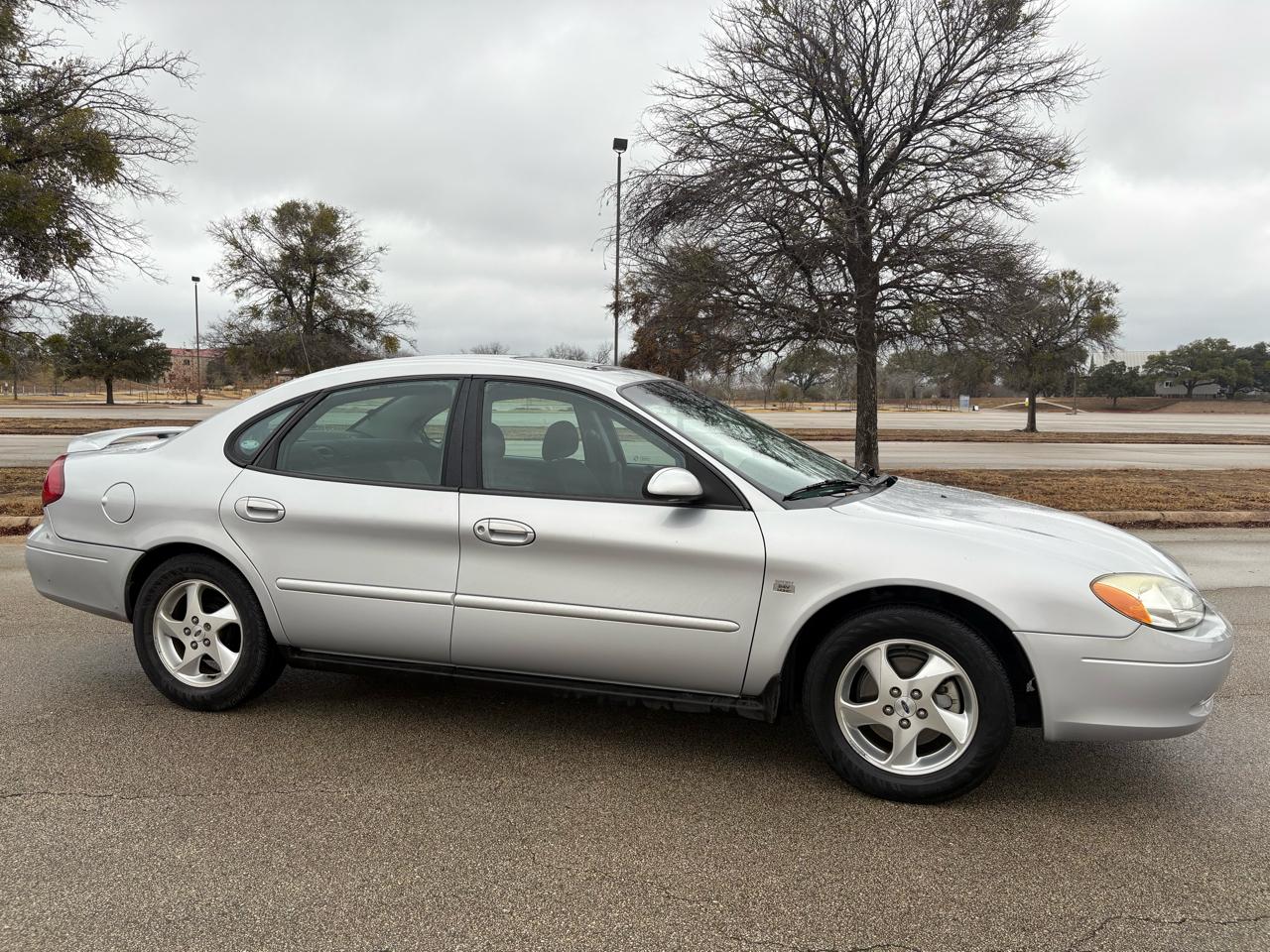 Ford Taurus 4dr Sdn SES Deluxe 2002