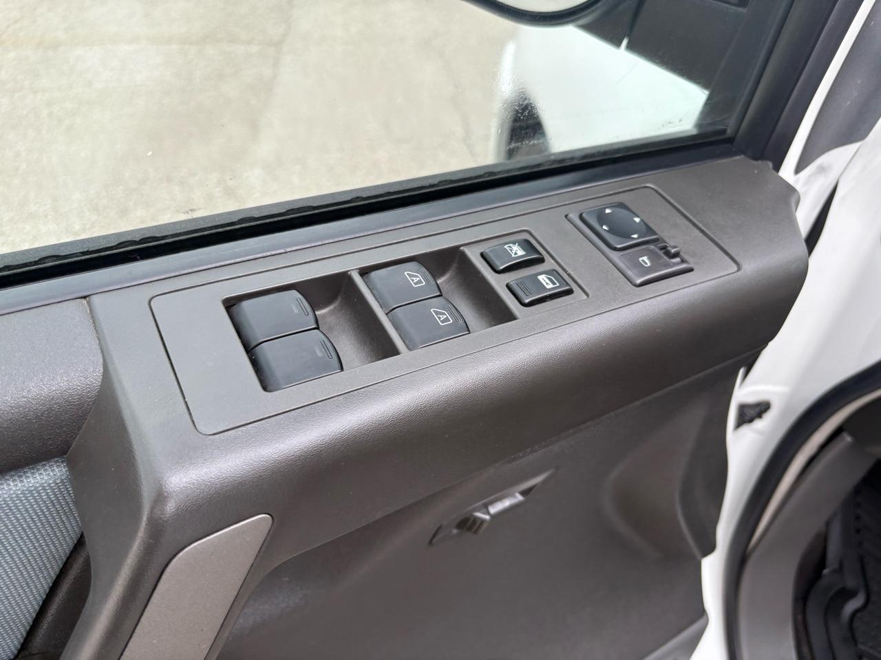 Nissan Titan SE Crew Cab 2WD 2005