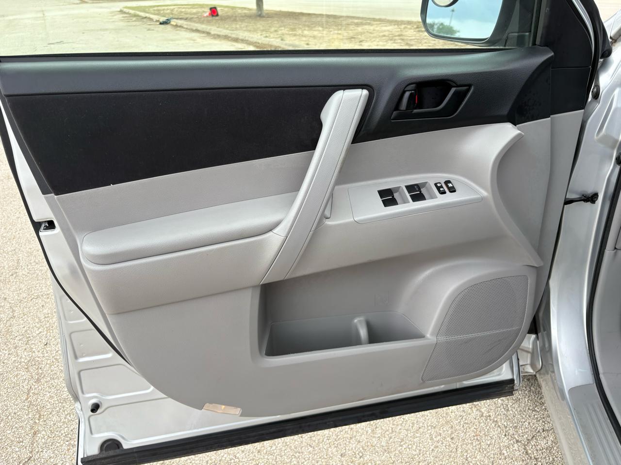 Toyota Highlander FWD 4dr Base (Natl) 2008