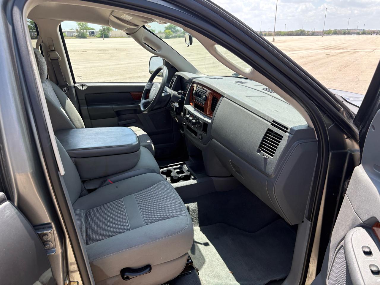 Dodge Ram 1500 4dr Mega Cab 160.5 SLT 2006