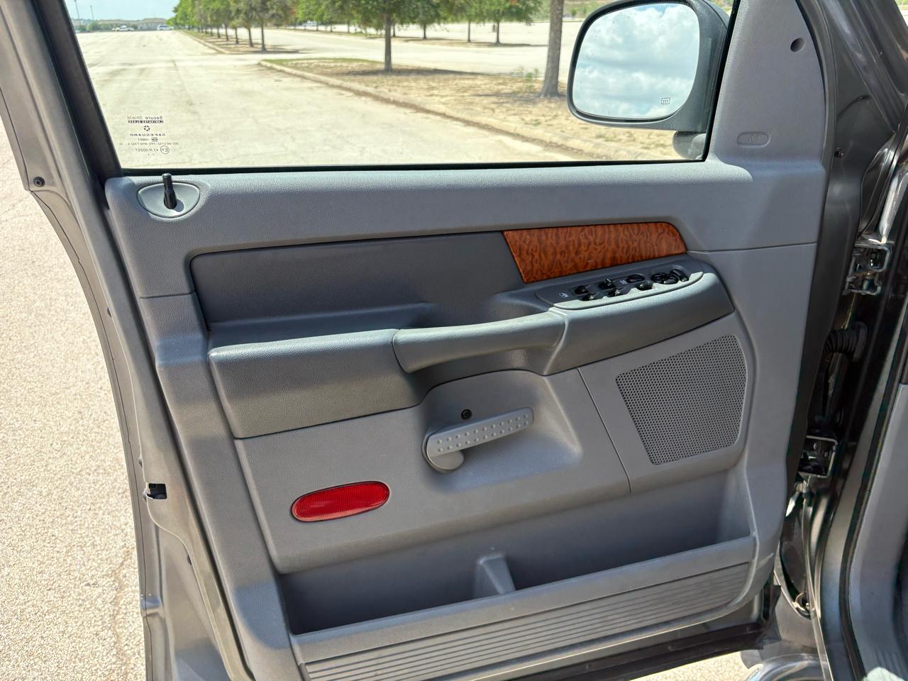 Dodge Ram 1500 4dr Mega Cab 160.5 SLT 2006