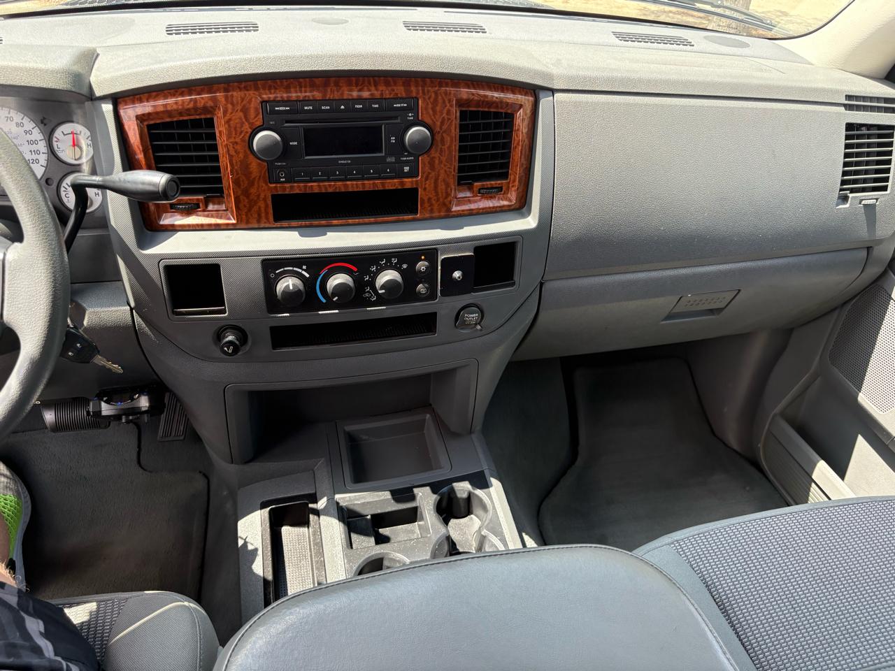 Dodge Ram 1500 4dr Mega Cab 160.5 SLT 2006