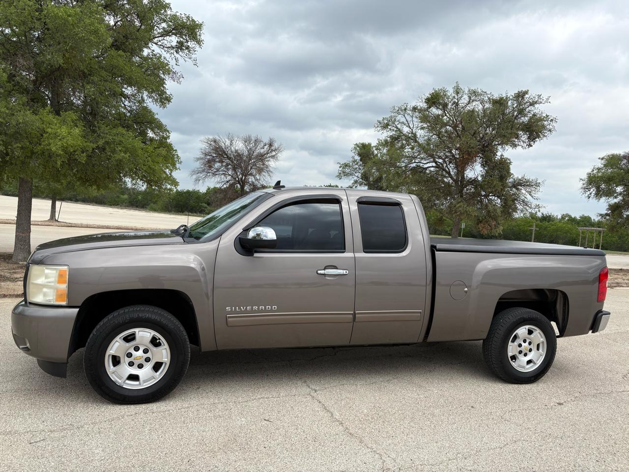 Chevrolet Silverado 1500 2WD Ext Cab 143.5" LT 2011