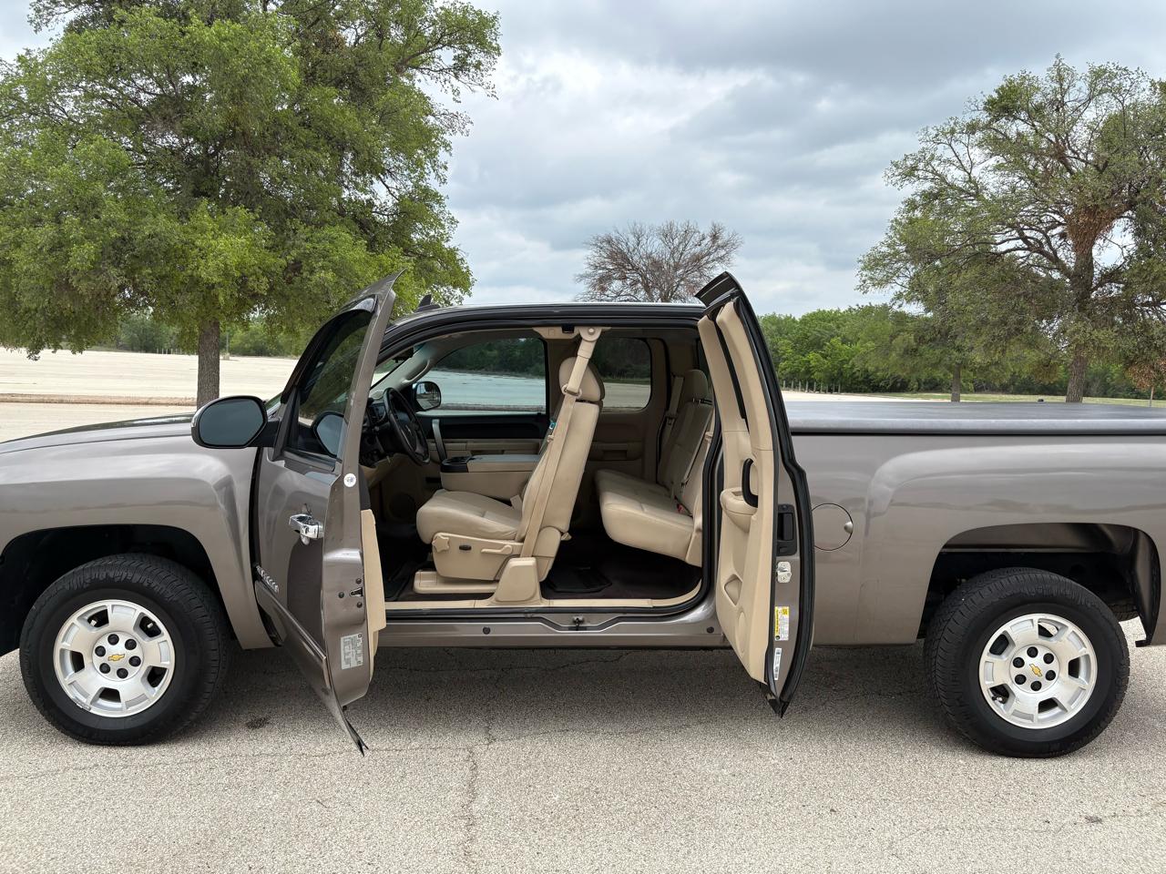 Chevrolet Silverado 1500 2WD Ext Cab 143.5" LT 2011