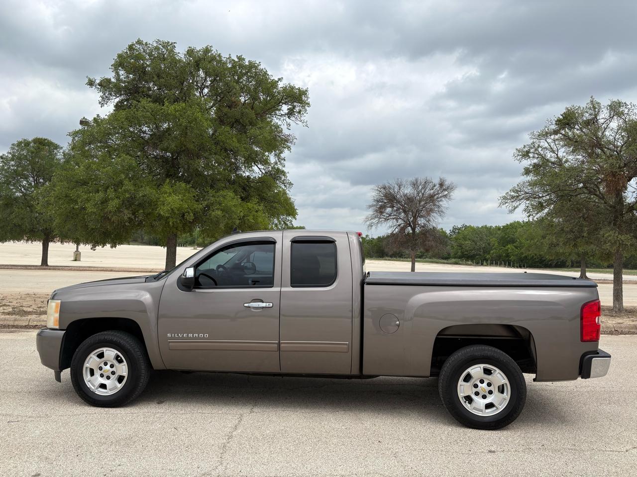 Chevrolet Silverado 1500 2WD Ext Cab 143.5" LT 2011