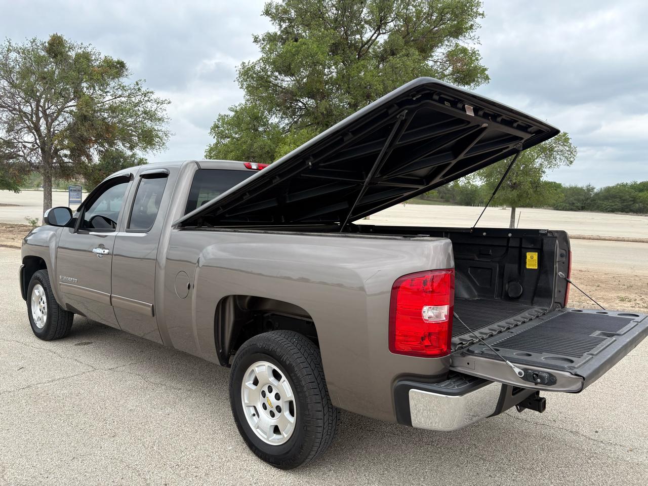 Chevrolet Silverado 1500 2WD Ext Cab 143.5" LT 2011