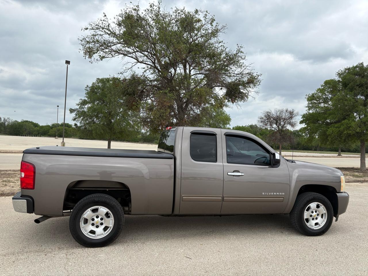 Chevrolet Silverado 1500 2WD Ext Cab 143.5" LT 2011