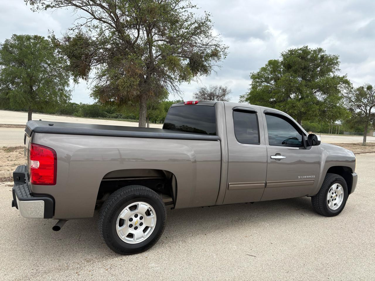 Chevrolet Silverado 1500 2WD Ext Cab 143.5" LT 2011