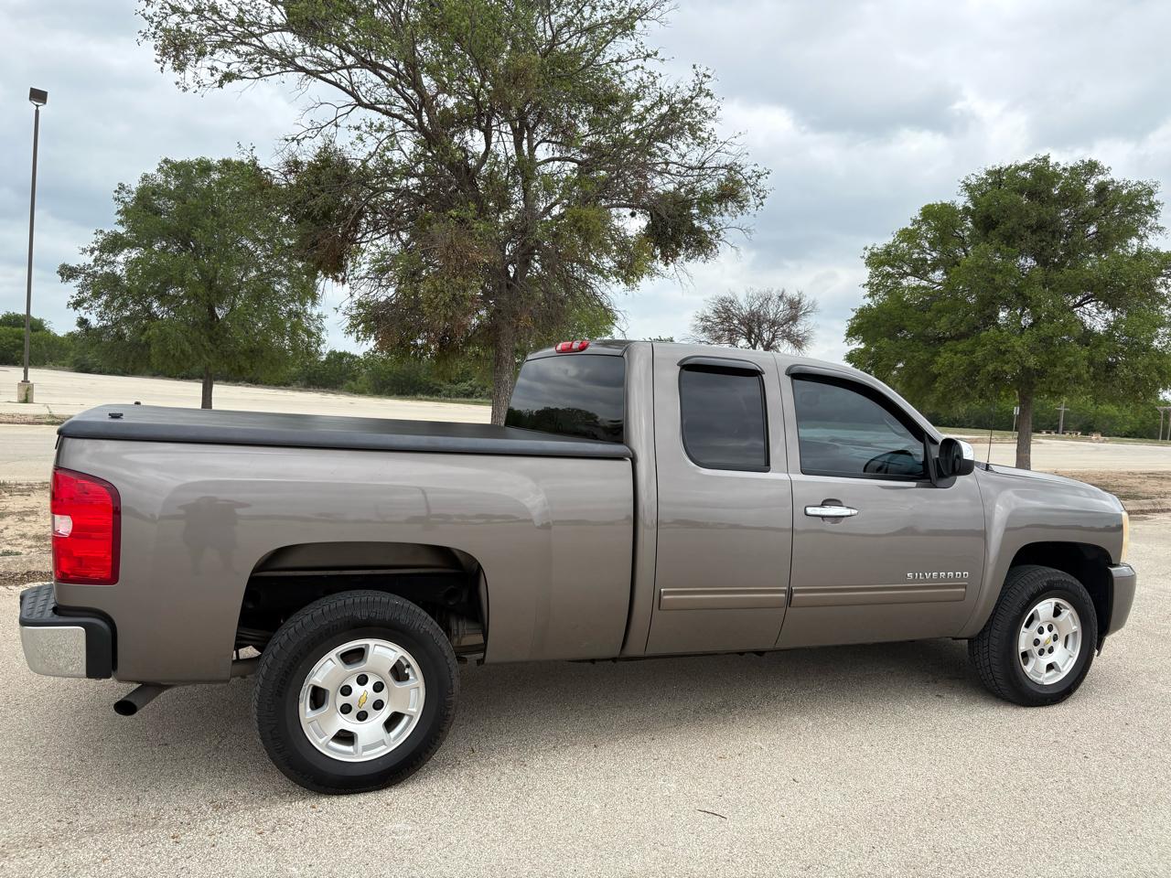 Chevrolet Silverado 1500 2WD Ext Cab 143.5" LT 2011