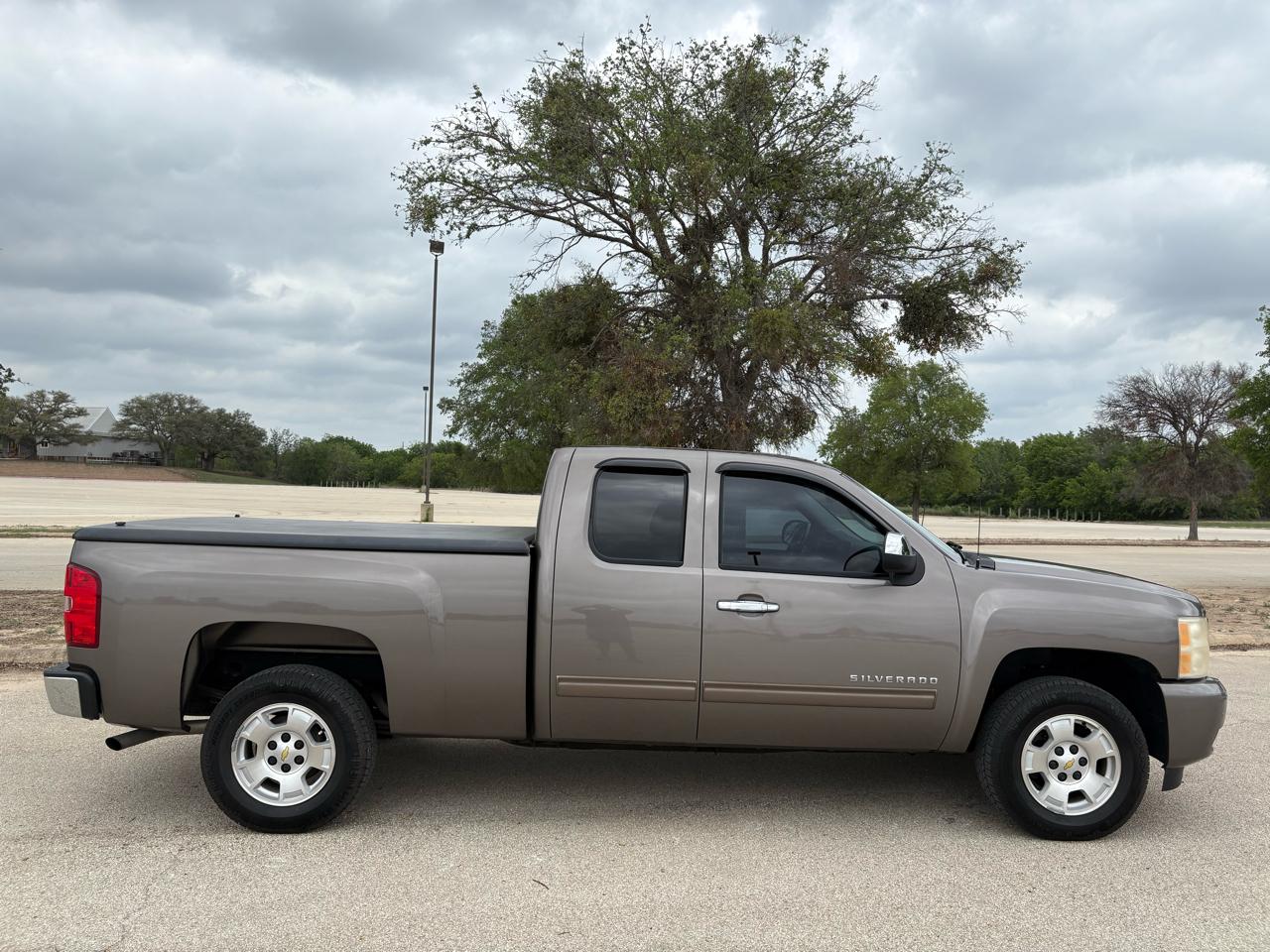 Chevrolet Silverado 1500 2WD Ext Cab 143.5" LT 2011