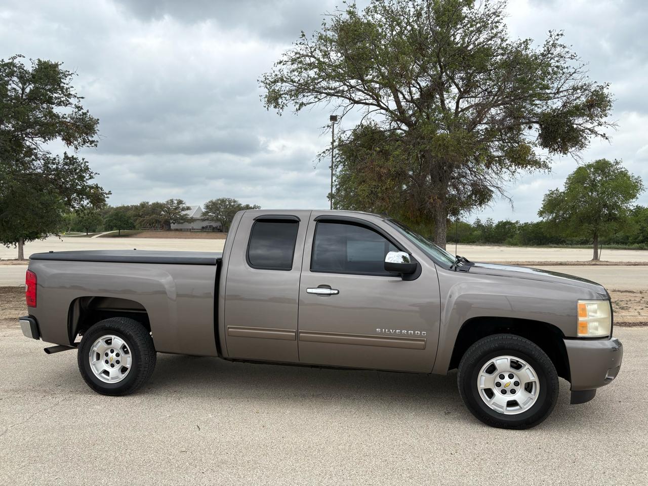 Chevrolet Silverado 1500 2WD Ext Cab 143.5" LT 2011
