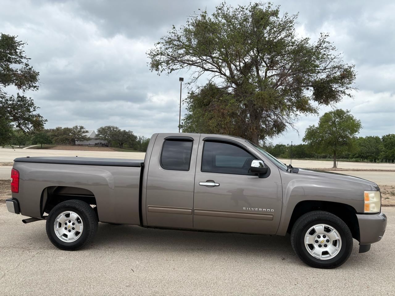 Chevrolet Silverado 1500 2WD Ext Cab 143.5" LT 2011