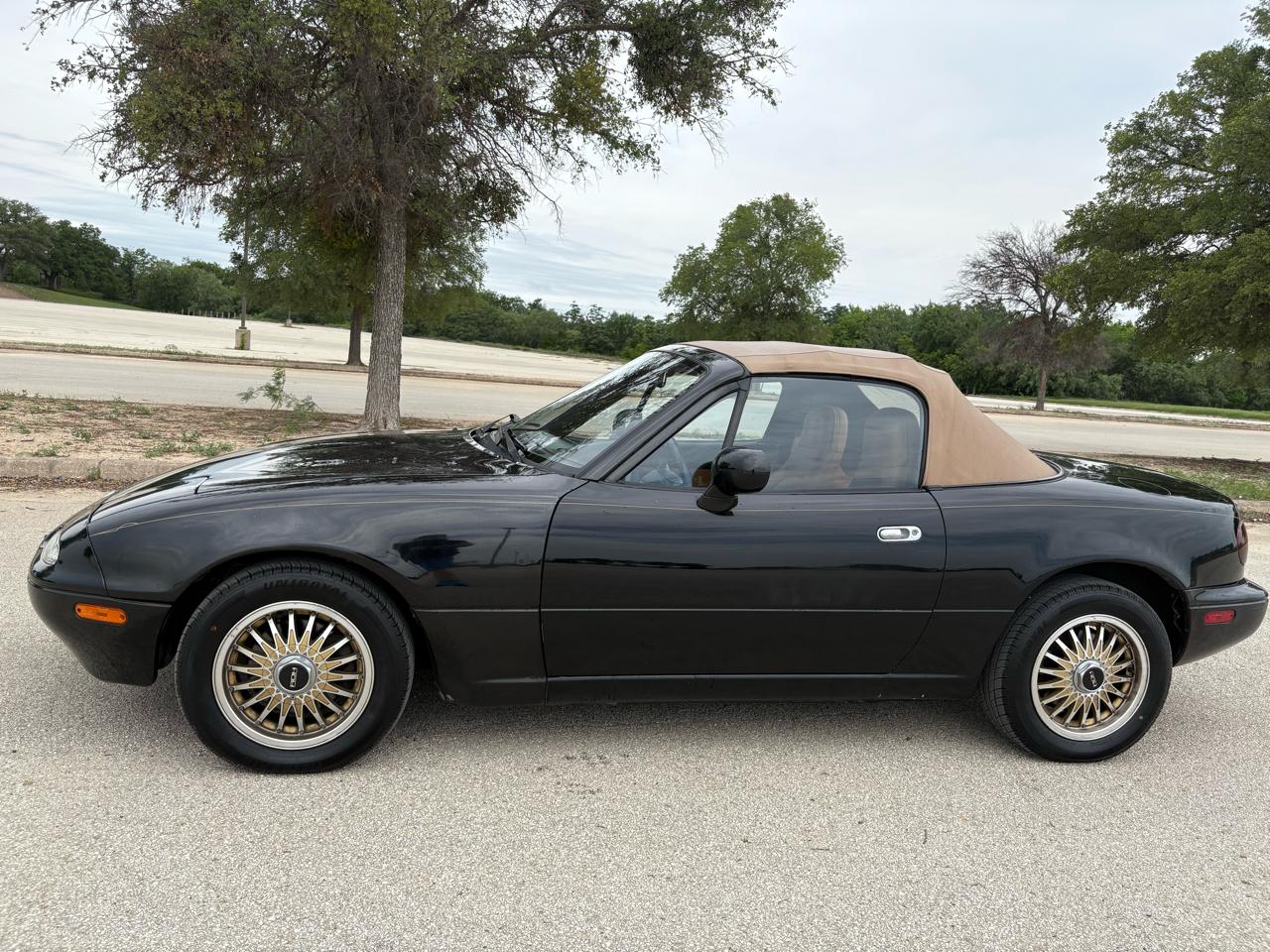 Mazda MX-5 Miata 2dr Convertible Popular Equipment Pkg Auto 1995