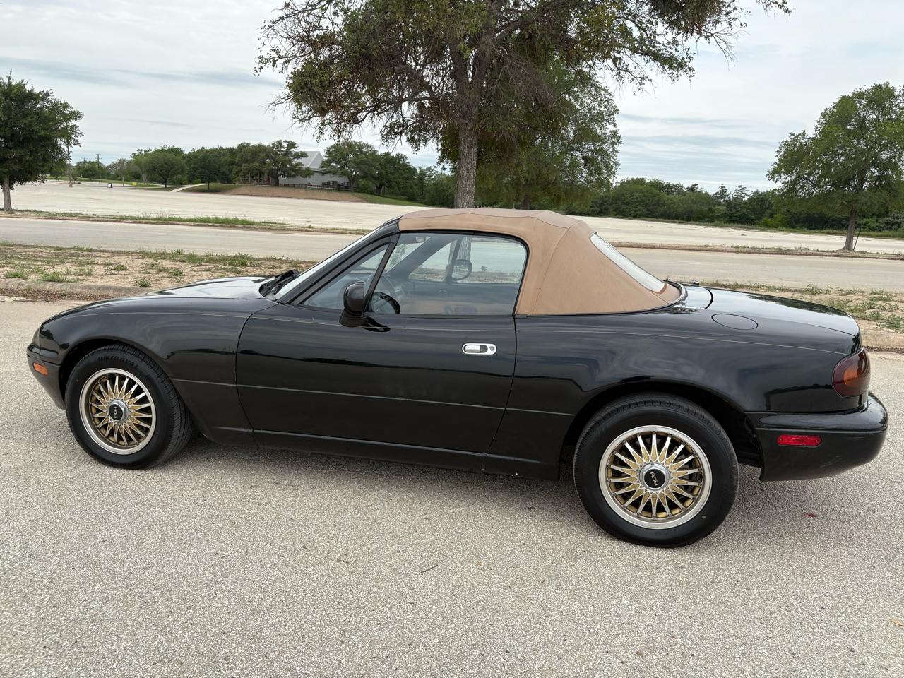 Mazda MX-5 Miata 2dr Convertible Popular Equipment Pkg Auto 1995