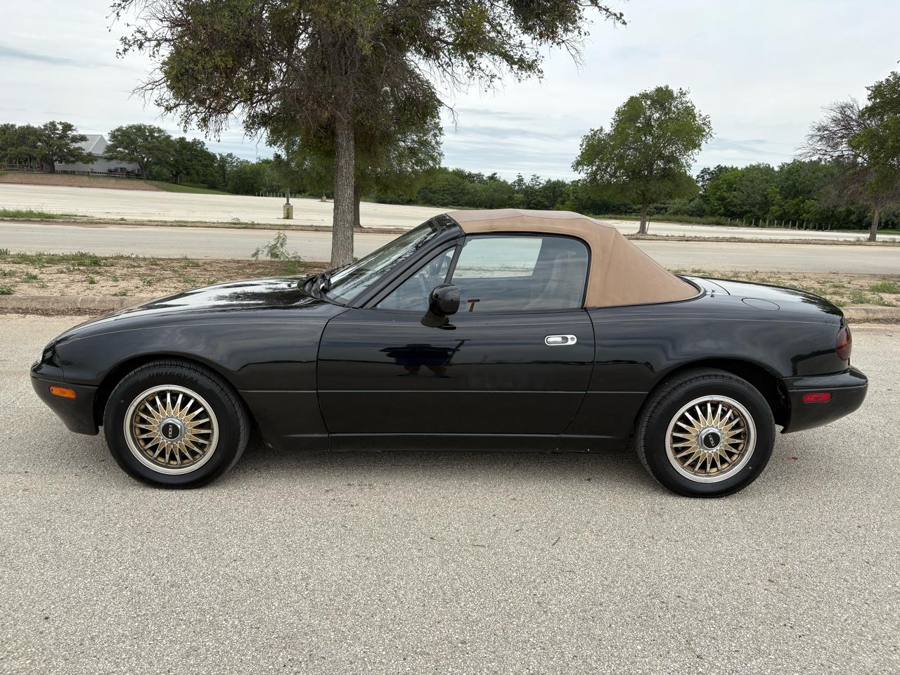 Mazda MX-5 Miata 2dr Convertible Popular Equipment Pkg Auto 1995