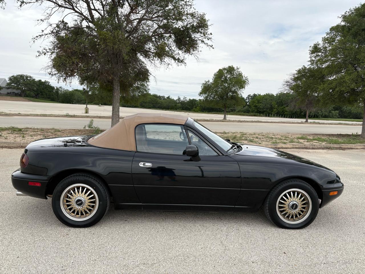 Mazda MX-5 Miata 2dr Convertible Popular Equipment Pkg Auto 1995