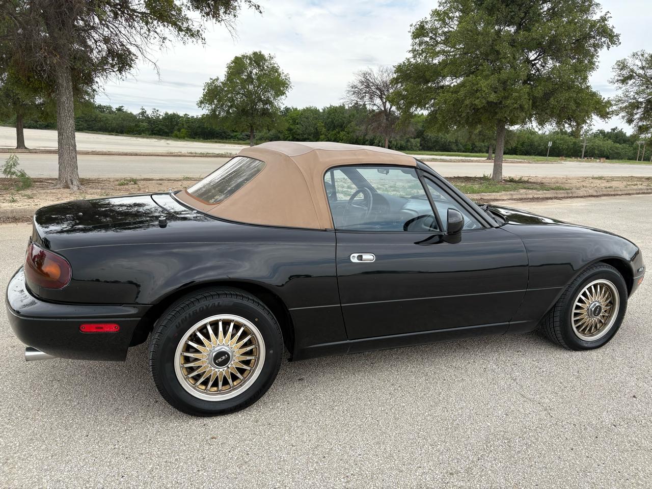 Mazda MX-5 Miata 2dr Convertible Popular Equipment Pkg Auto 1995