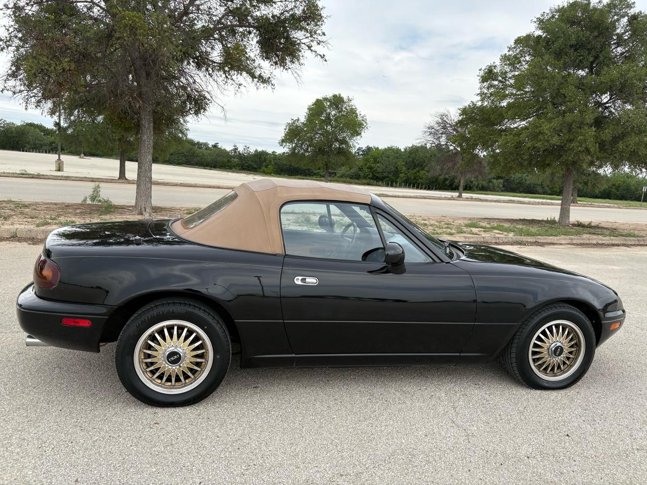 Mazda MX-5 Miata 2dr Convertible Popular Equipment Pkg Auto 1995