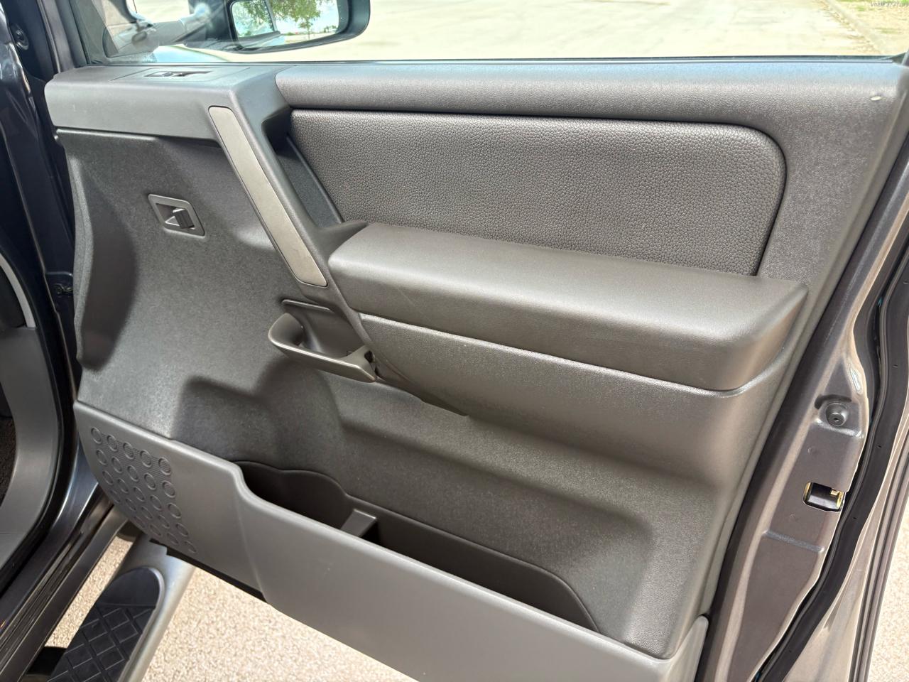 Nissan Titan LE Crew Cab 2WD 2005
