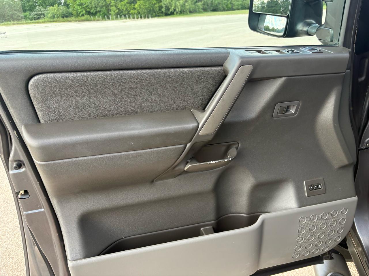 Nissan Titan LE Crew Cab 2WD 2005