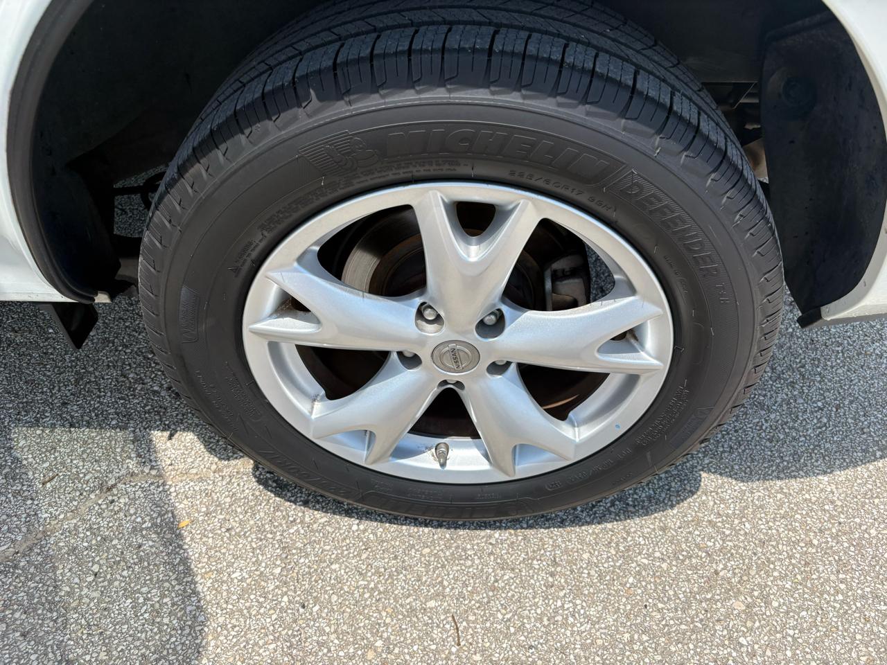 Nissan Rogue FWD 4dr SV 2011