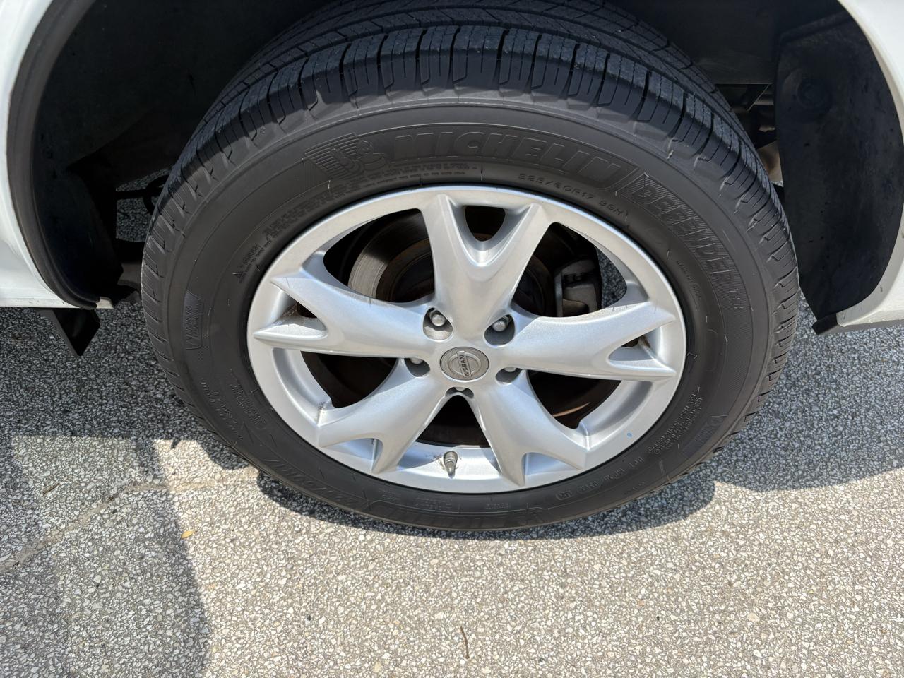 Nissan Rogue FWD 4dr SV 2011