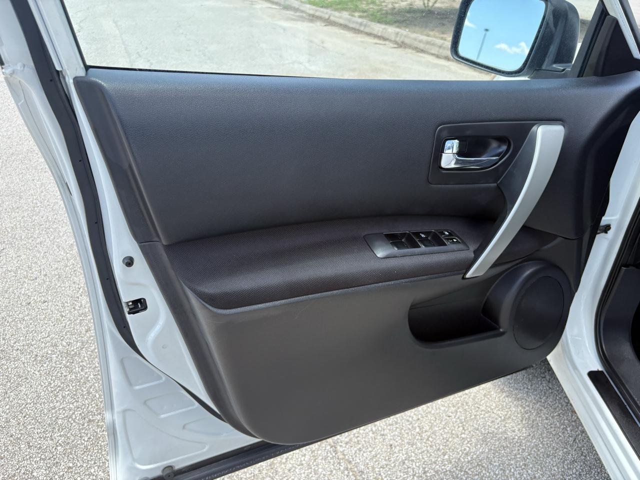 Nissan Rogue FWD 4dr SV 2011