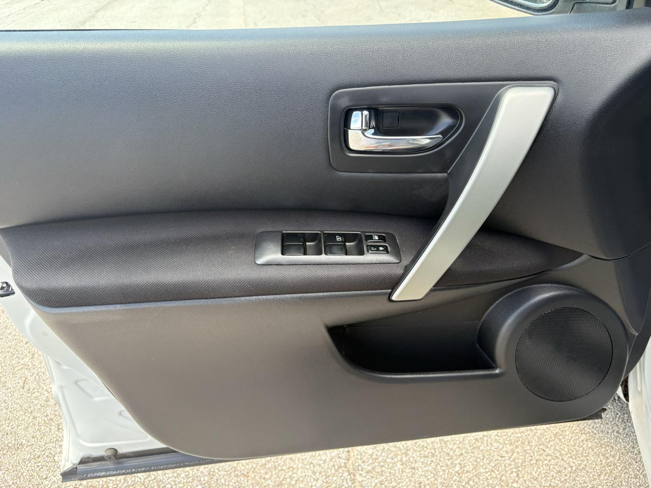 Nissan Rogue FWD 4dr SV 2011