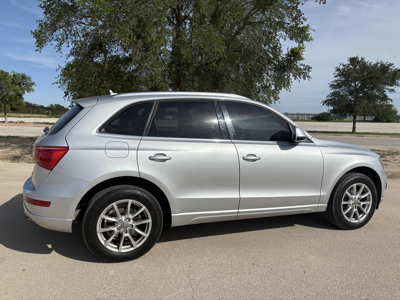Audi Q5 quattro 4dr 2.0T Premium Plus 2011