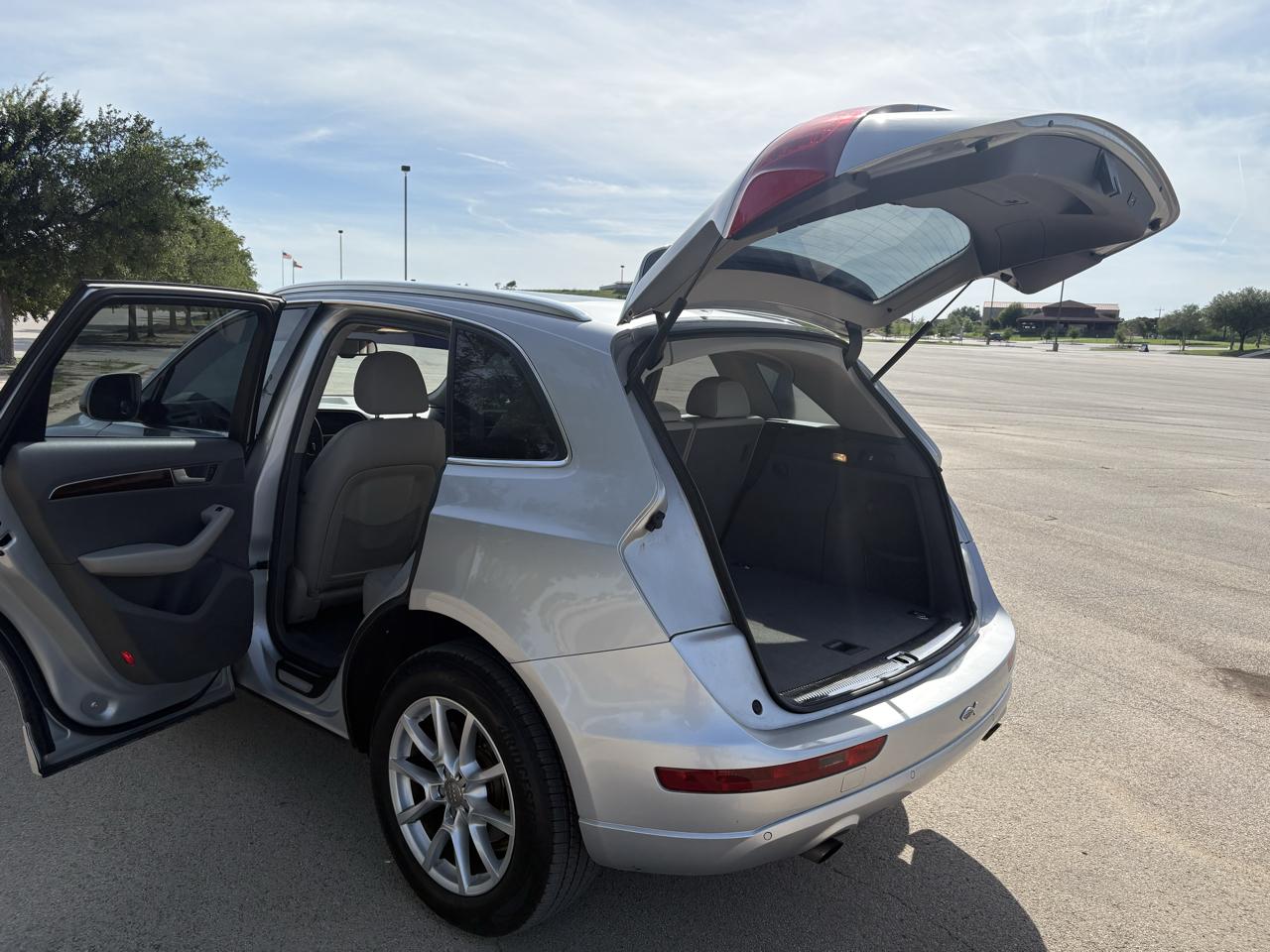 Audi Q5 quattro 4dr 2.0T Premium Plus 2011