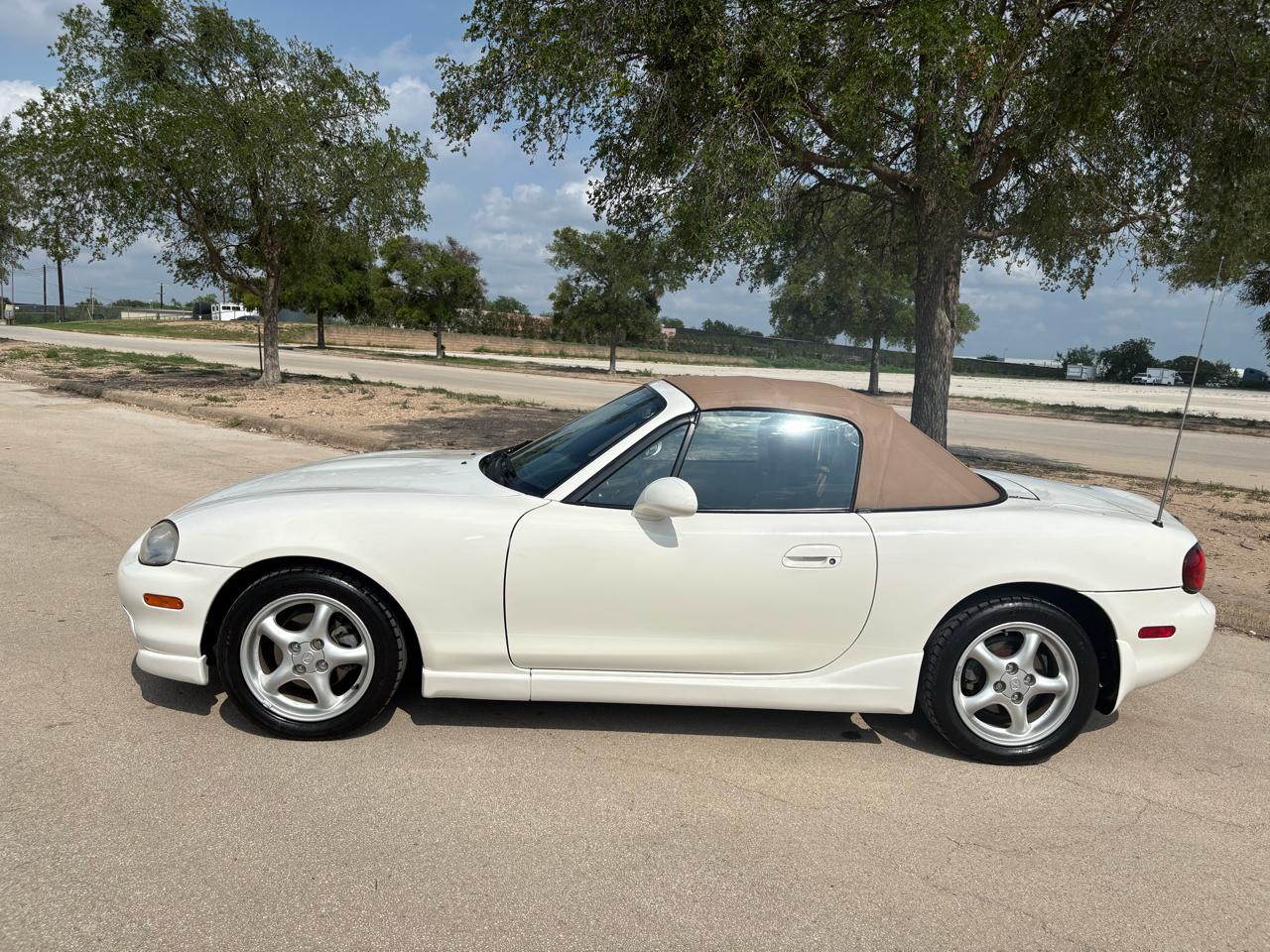 Mazda MX-5 Miata 2dr Conv SE Special Edition 2000