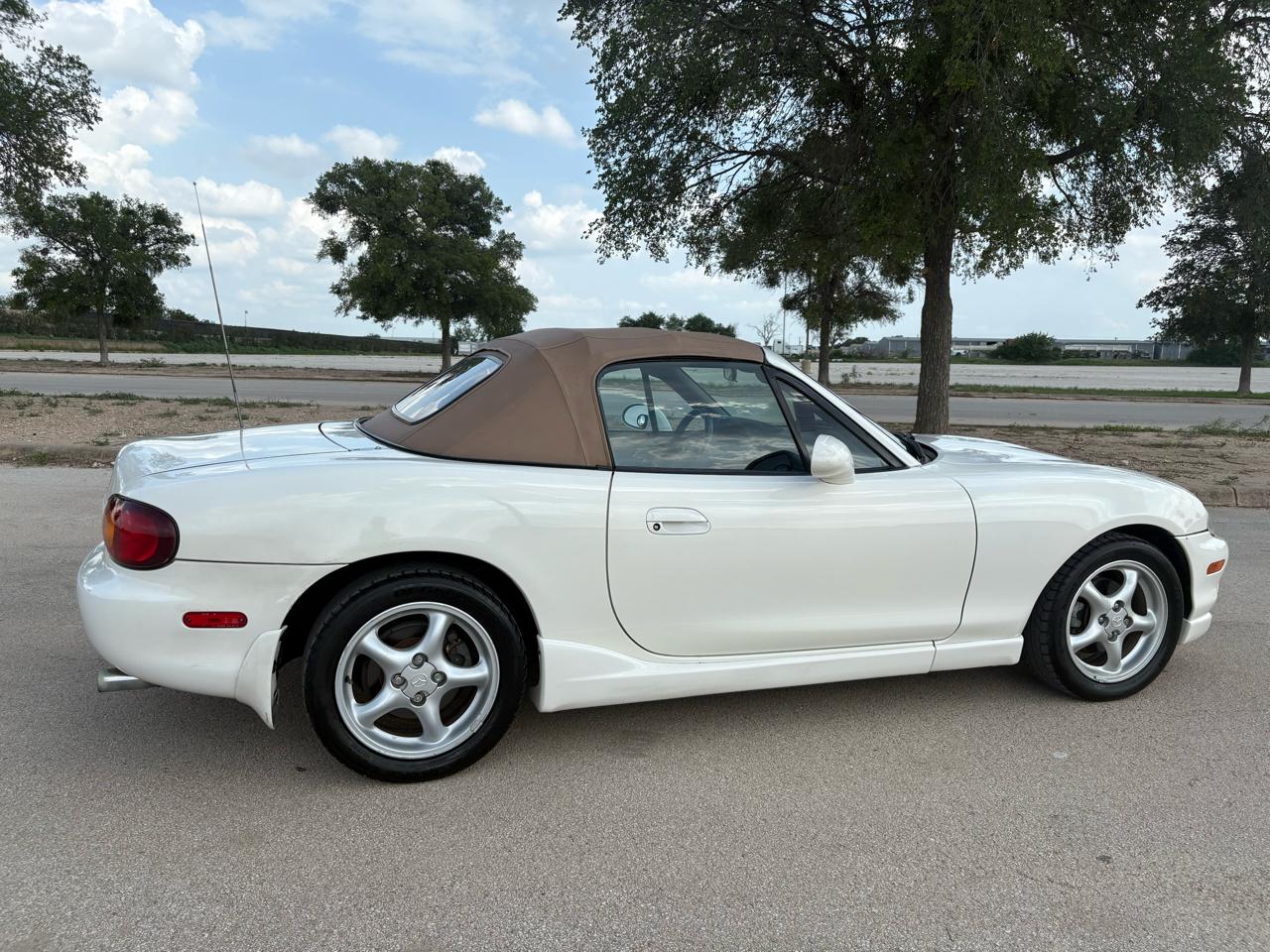 Mazda MX-5 Miata 2dr Conv SE Special Edition 2000