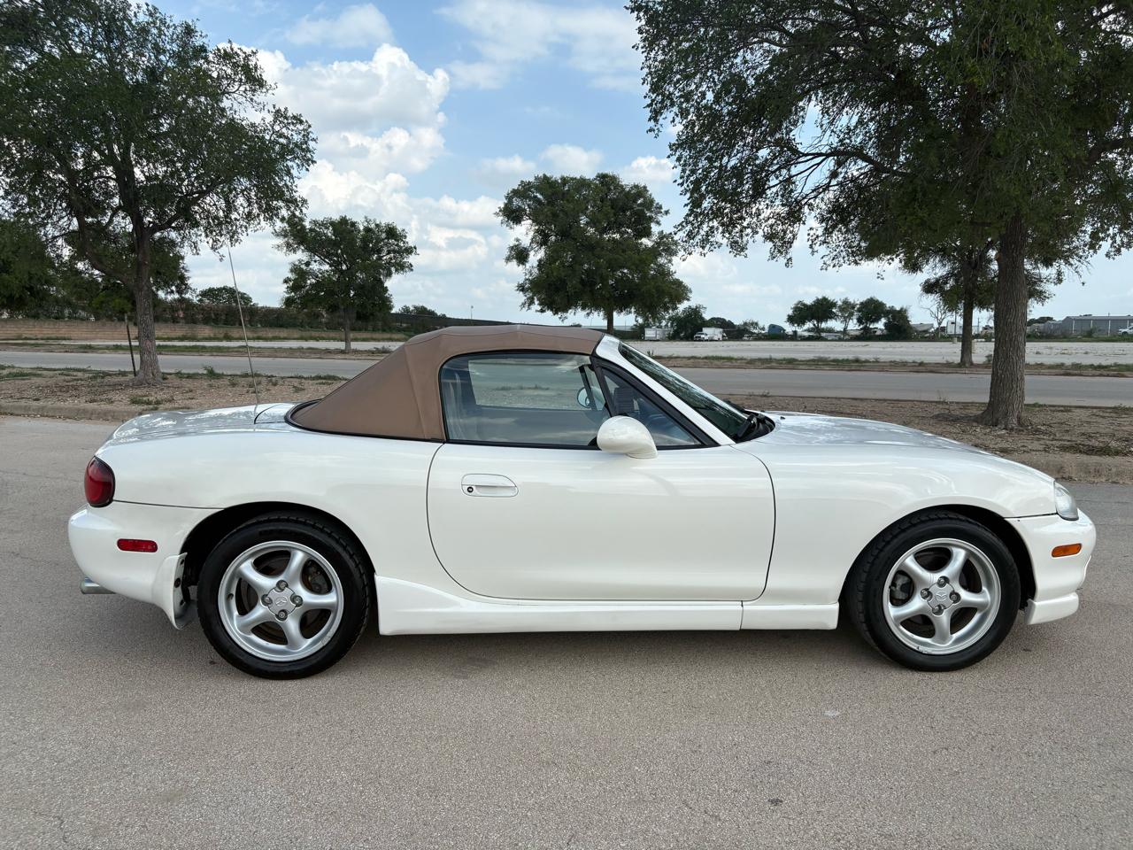 Mazda MX-5 Miata 2dr Conv SE Special Edition 2000