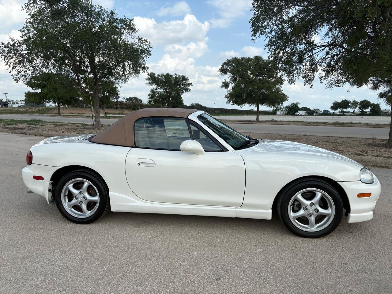Mazda MX-5 Miata 2dr Conv SE Special Edition 2000