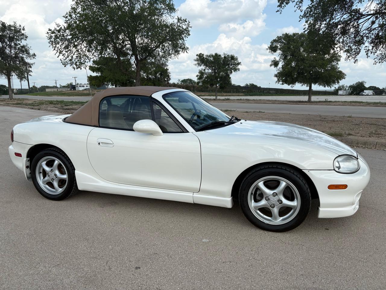 Mazda MX-5 Miata 2dr Conv SE Special Edition 2000