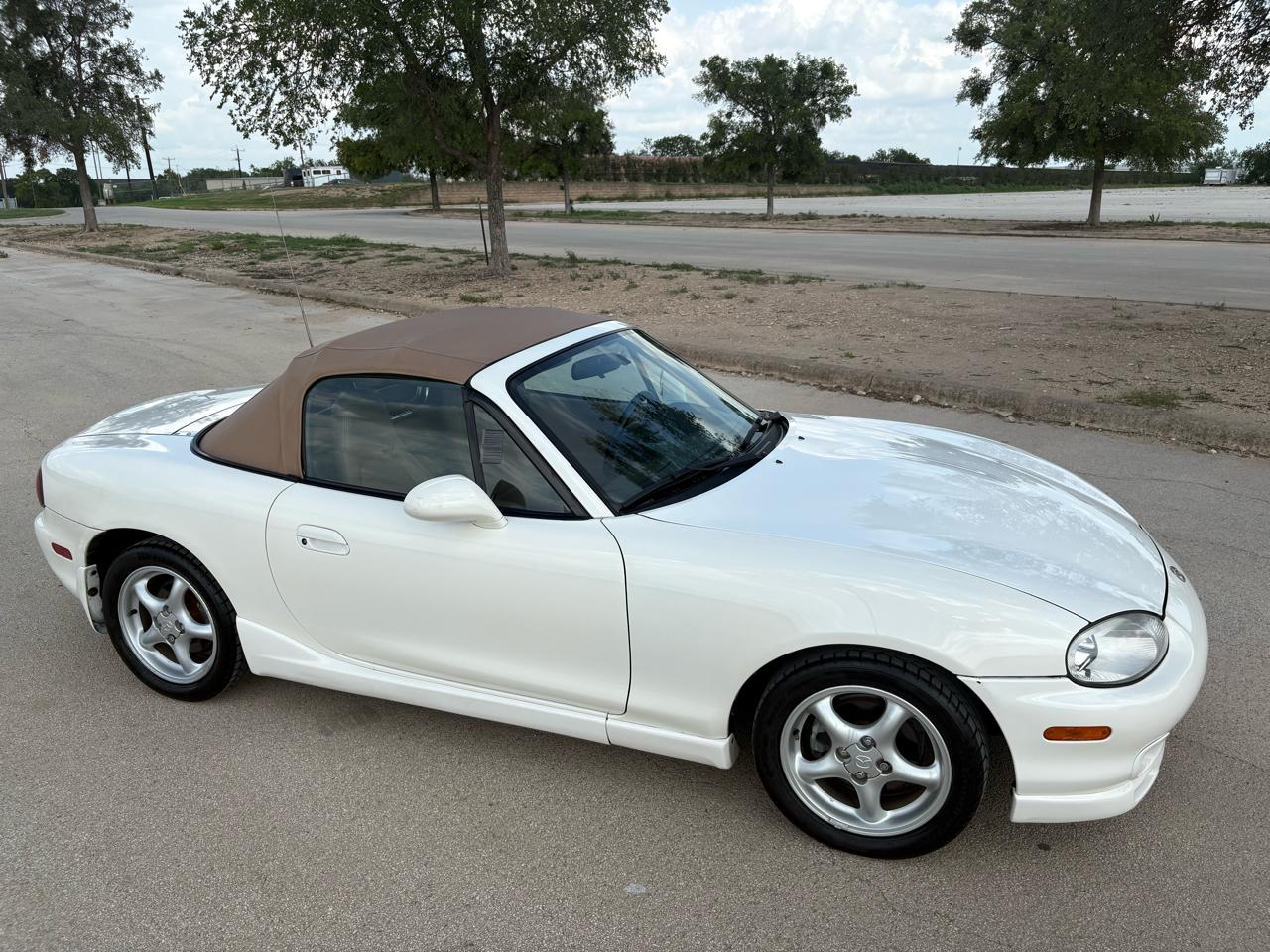 Mazda MX-5 Miata 2dr Conv SE Special Edition 2000