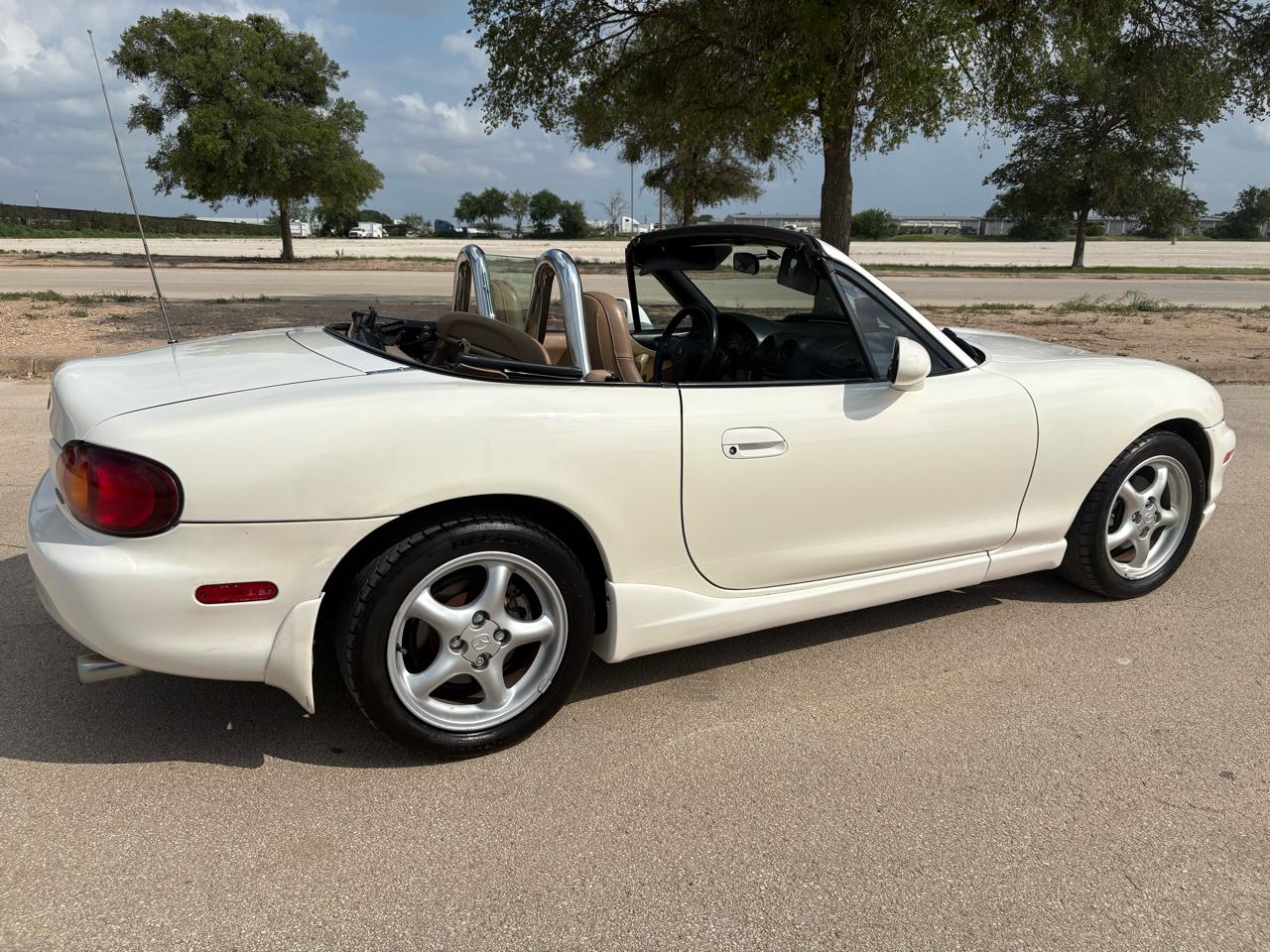 Mazda MX-5 Miata 2dr Conv SE Special Edition 2000
