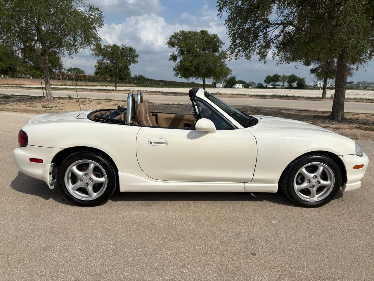 Mazda MX-5 Miata 2dr Conv SE Special Edition 2000