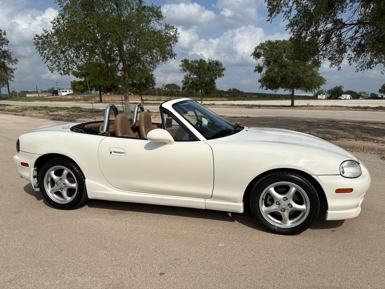 Mazda MX-5 Miata 2dr Conv SE Special Edition 2000