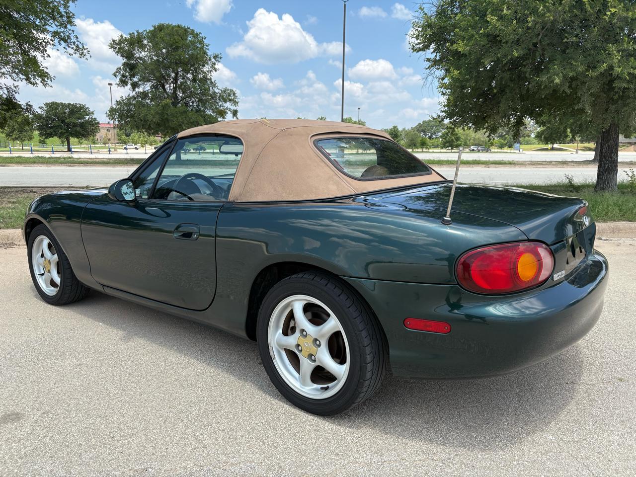 Mazda MX-5 Miata 2dr Convertible 1999