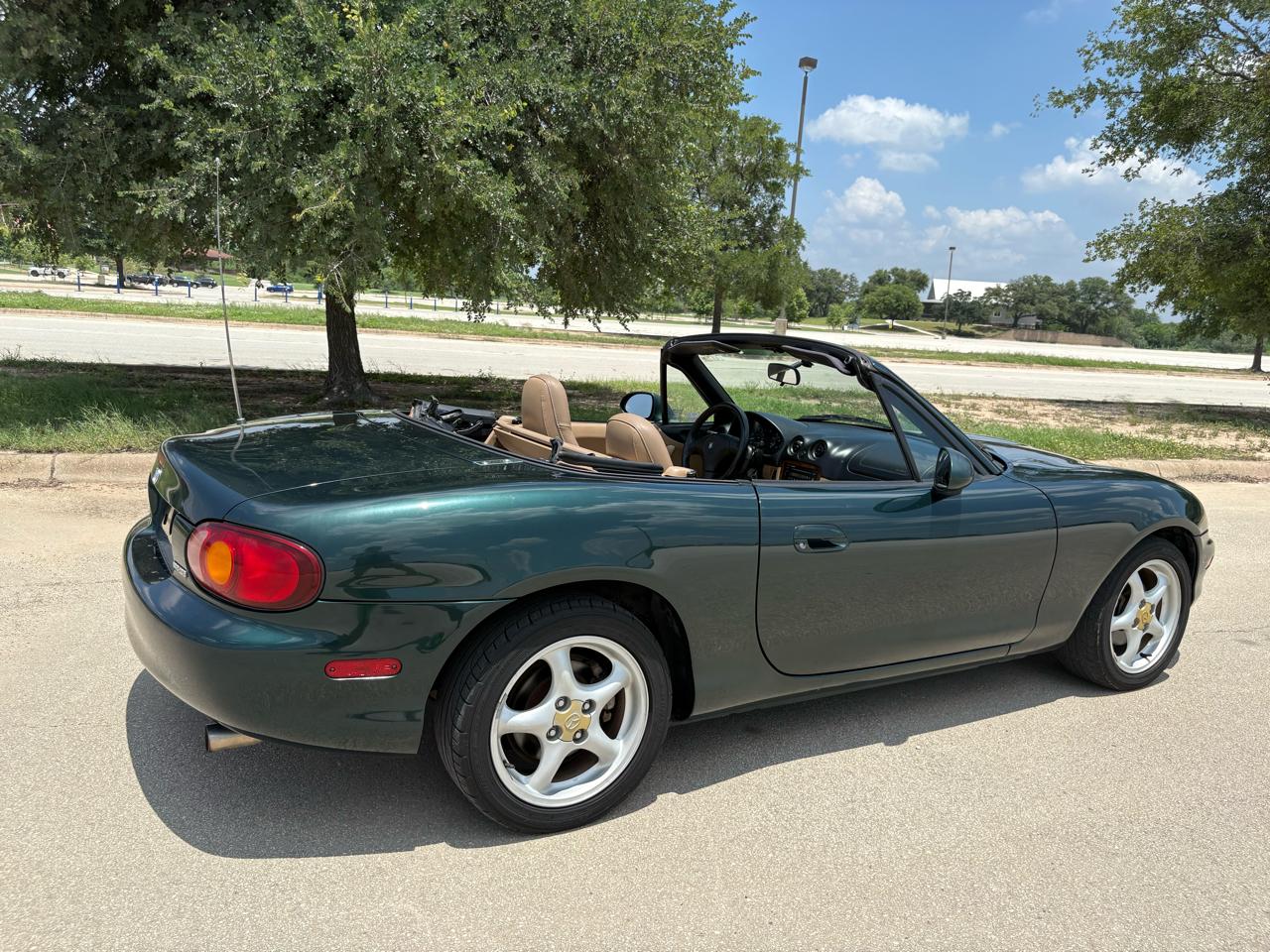 Mazda MX-5 Miata 2dr Convertible 1999